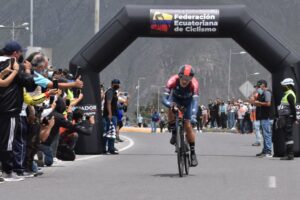 Carapaz gana contrarreloj en Torneo Nacional de Ciclismo de Ecuador