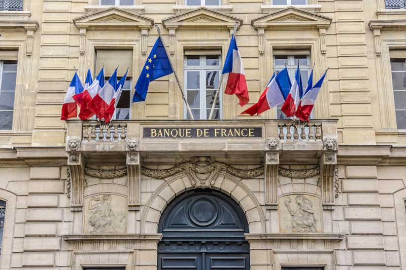 Banco de Francia pronostica menos crecimiento y más inflación