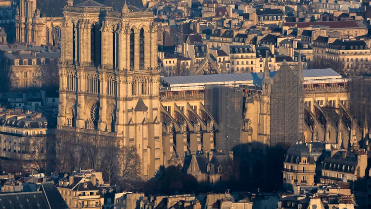 Hallan restos arqueológicos del siglo XIII en Notre-Dame de París