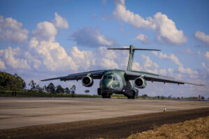 partio-avion-militar-de-brasil-hacia-polonia-con-ayuda-humanitaria
