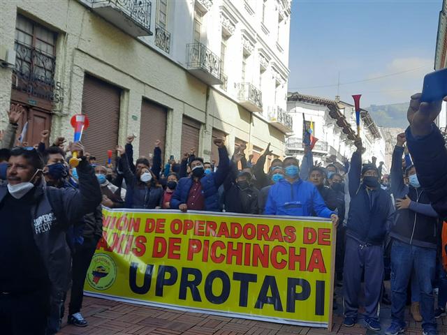 Ecuador-taxis-protesta