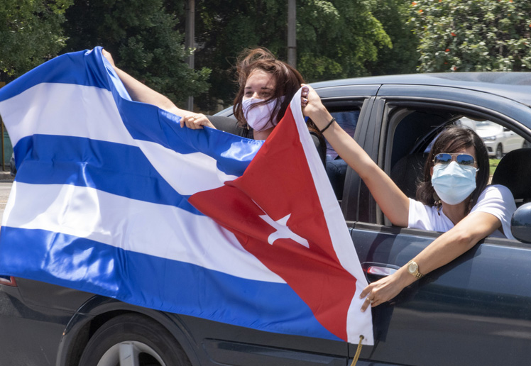 bloqueo, mujer, bandera cubana, caravana