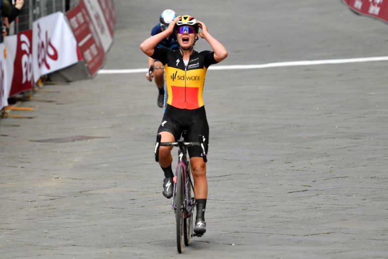 Ciclista belga Kopecky gana la Strade Bianche para féminas