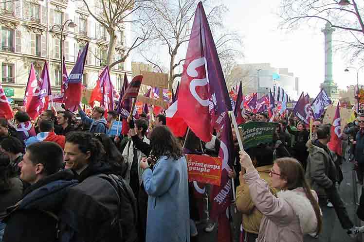 multitudinaria-marcha-en-paris-apoya-al-candidato-melenchon