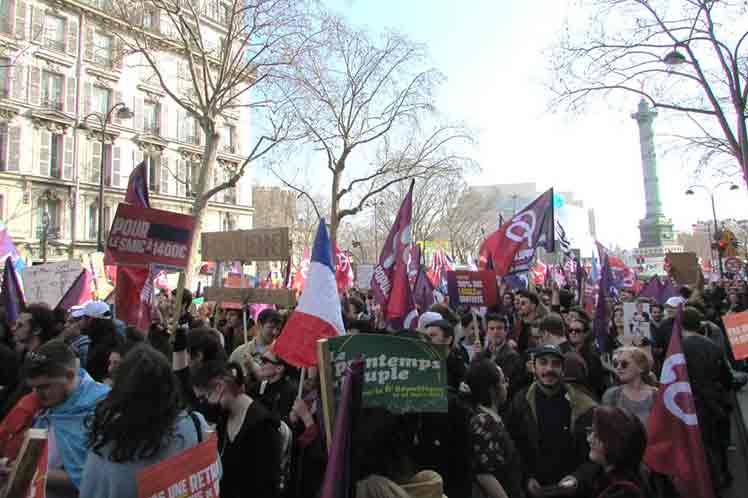 multitudinaria-marcha-en-paris-apoya-al-candidato-melenchon