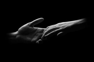manos con fondo oscuro