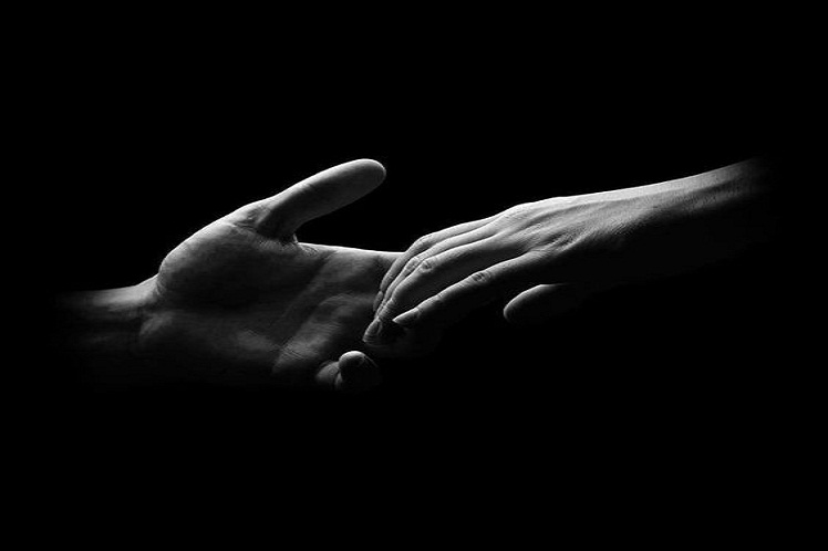 manos con fondo oscuro