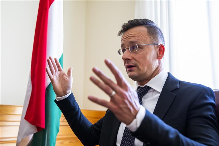 ministro húngaro-Peter Szijjártó (Small)