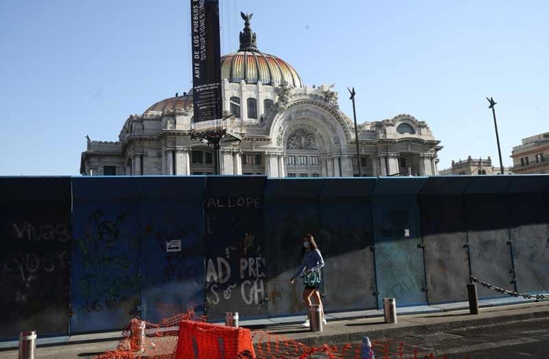Tapian edificios y monumentos en Ciudad México por Día de la Mujer