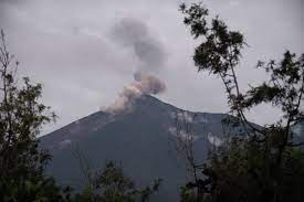 volcan-de-fuego-en-guatemala-mantiene-explosiones-debiles-y-moderadas