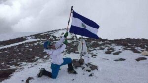 Alpinista salvadoreña se entrena en Campo Base del Everest