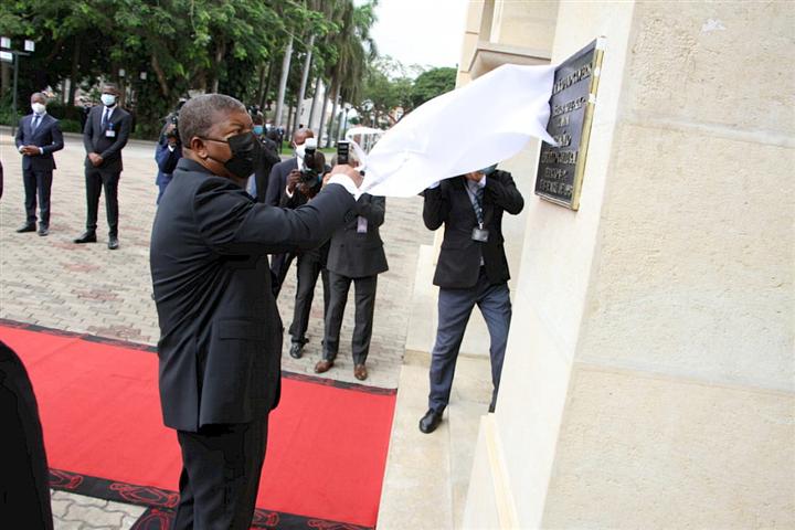 Angola-presidente devela placa