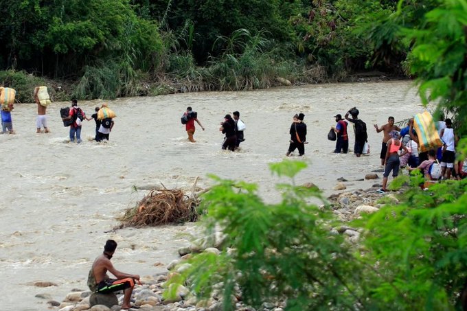 personas cruzando rio en la selva