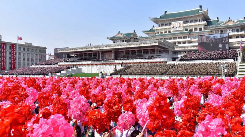 Vistoso desfile marcó celebraciones por cumpleaños 110 de Kim Il Sung