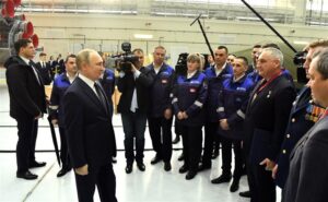 Putin con trabajadores de cosmodromo-I