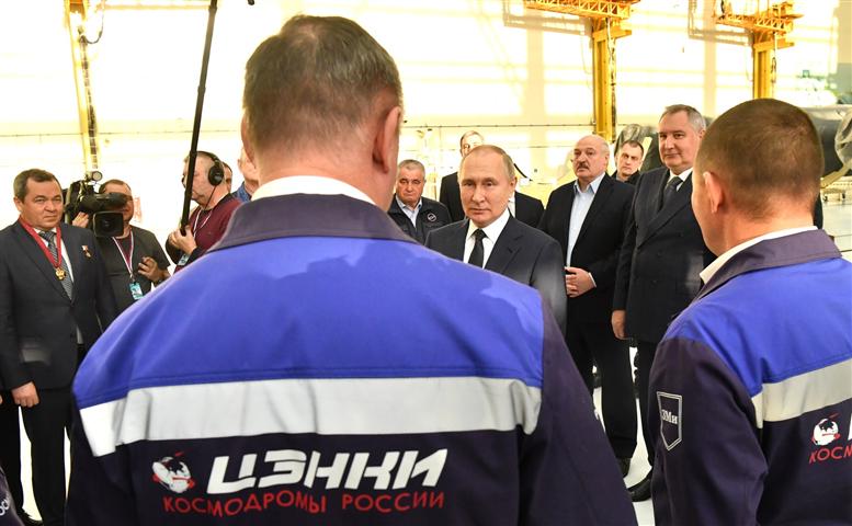 Putin con trabajadores de cosmodromo-II