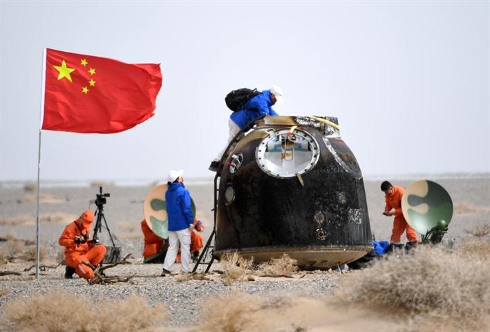 recibe-china-capsula-con-astronautas-de-la-mision-shenzhou-13