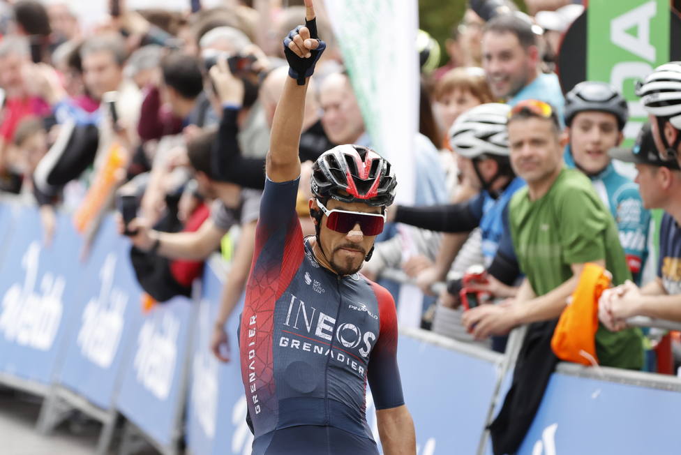 Colombiano Daniel Felipe Martínez celebra en Vuelta al País Vasco