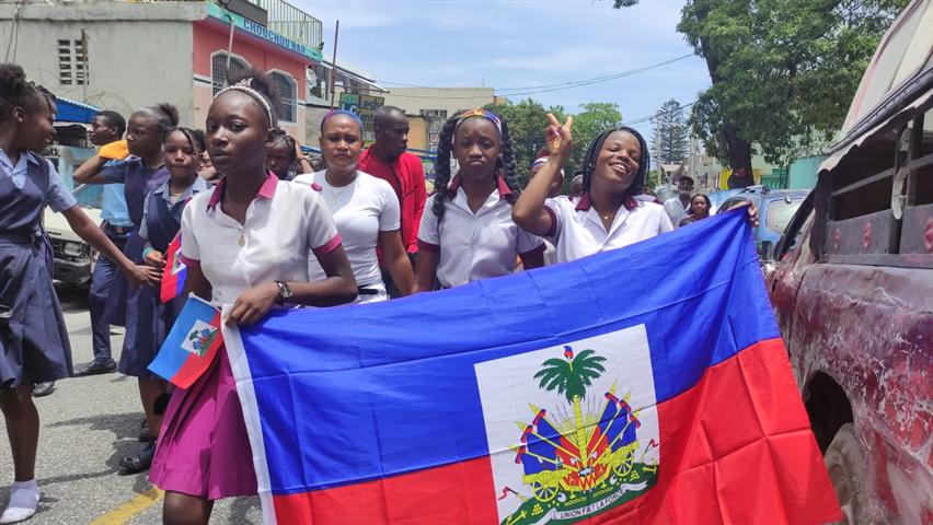 bandera-de-haiti-ondea-en-manos-de-cientos-de-ninos