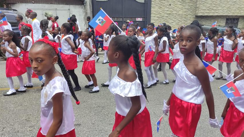  bandera-de-haiti-ondea-en-manos-de-cientos-de-ninos