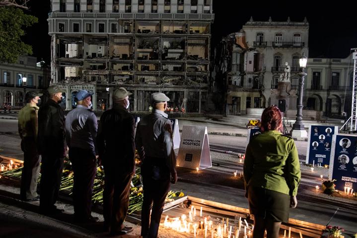  asiste-presidente-cubano-a-vigilia-por-victimas-del-hotel-saratoga