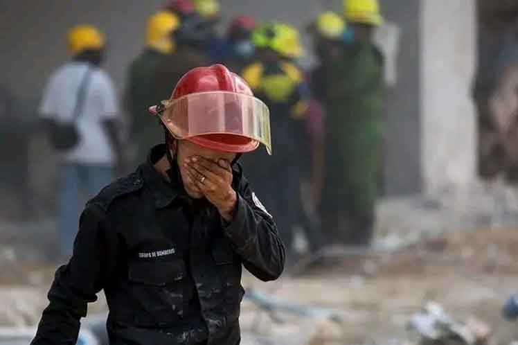 reconocen-en-cuba-labor-de-bomberos-en-hotel-saratoga