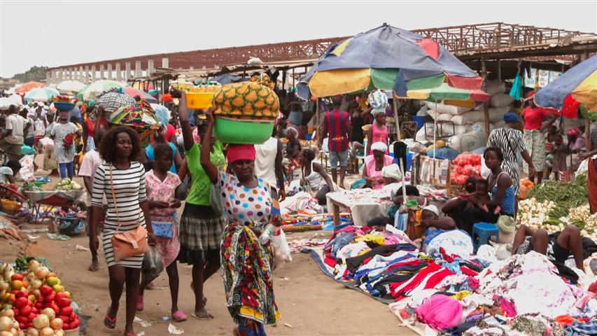 mujeres en mercados informales