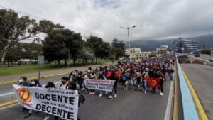 estudiantes-universitarios-de-ecuador-exigen-fondos-para-educacion