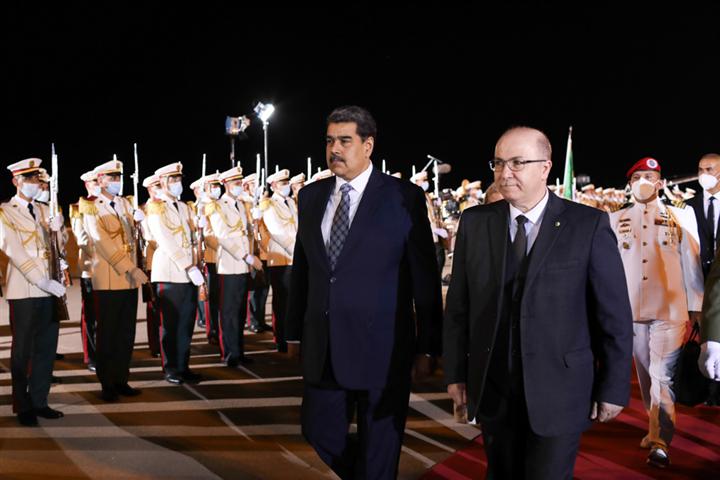presidente-de-venezuela-arriba-a-argelia-en-visita-oficial