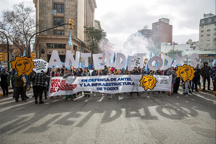 marchan-sindicatos-de-uruguay-por-reclamos-salariales