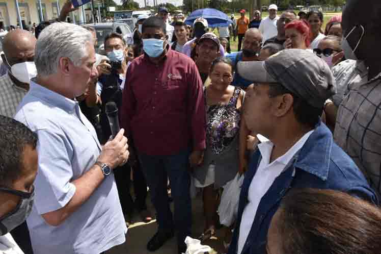 intercambio-diaz-canel-con-poblacion-en-provincia-de-cuba