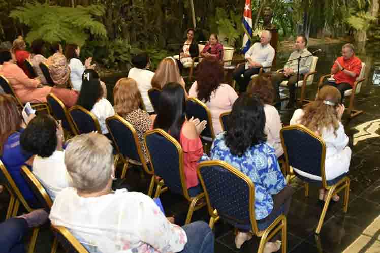 dialoga-presidente-de-cuba-sobre-programa-nacional-para-la-mujer
