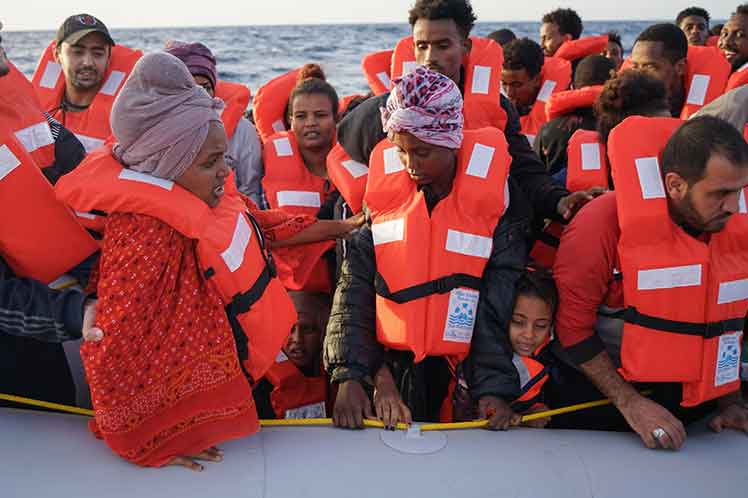 ong-rescata-50-personas-en-el-mar-mediterraneo