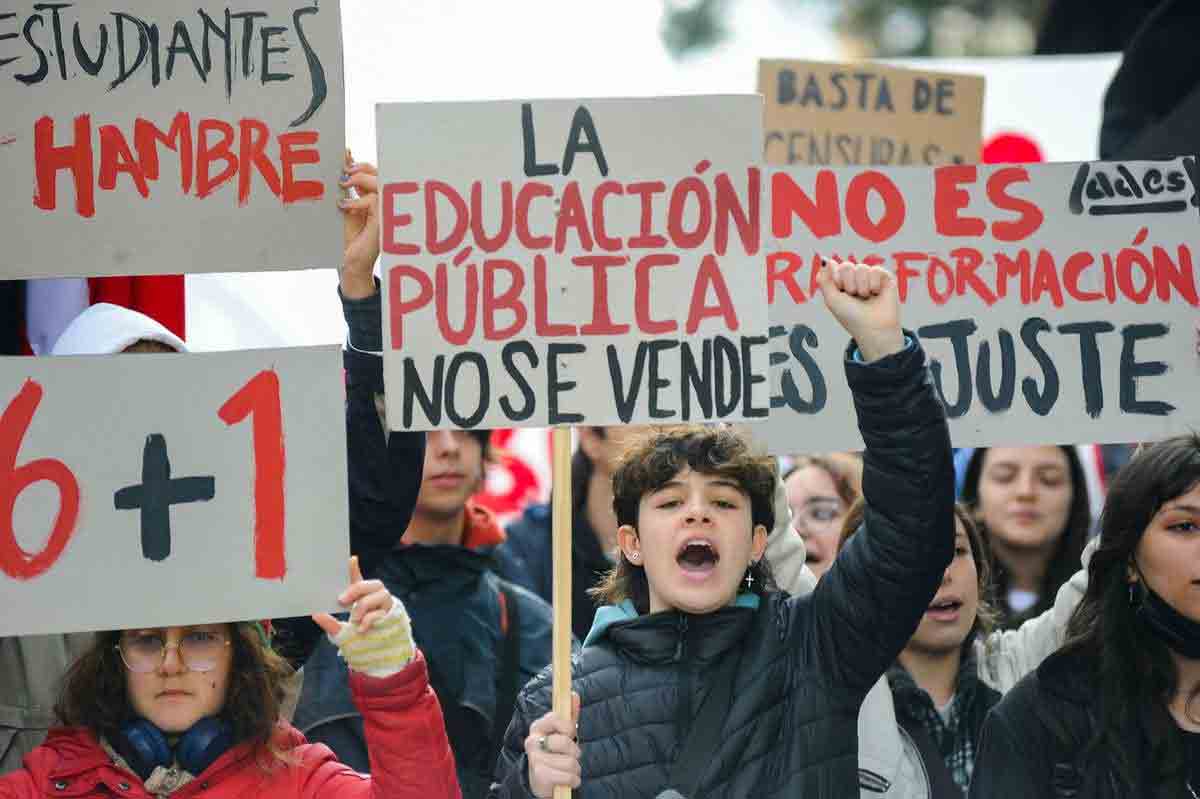 docentes-y-estudiantes-en-uruguay-reclaman-mas-presupuesto