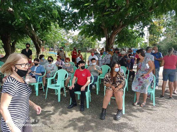  grupo-de-eeuu-departe-con-gobierno-y-pobladores-de-provincia-cubana