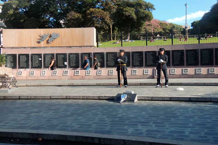 Monumento en homenaje a los 649 argentinos caídos en la guerra de Malvinas (1982)
