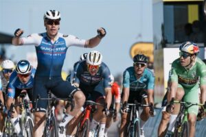 tour-de-francia-en-sexta-etapa-con-van-aert-lider