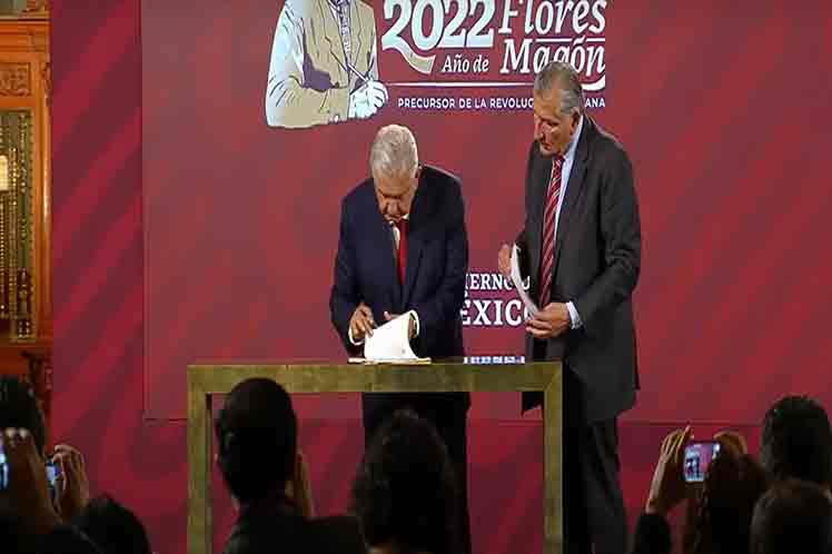 lopez-obrador-firma-decreto-para-garantizar-abasto-agua-en-nuevo-leon