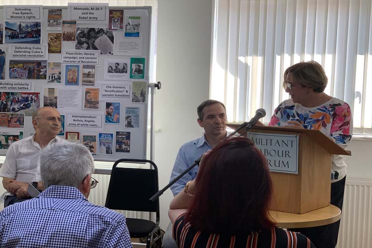 salon-personas-mujer-podio