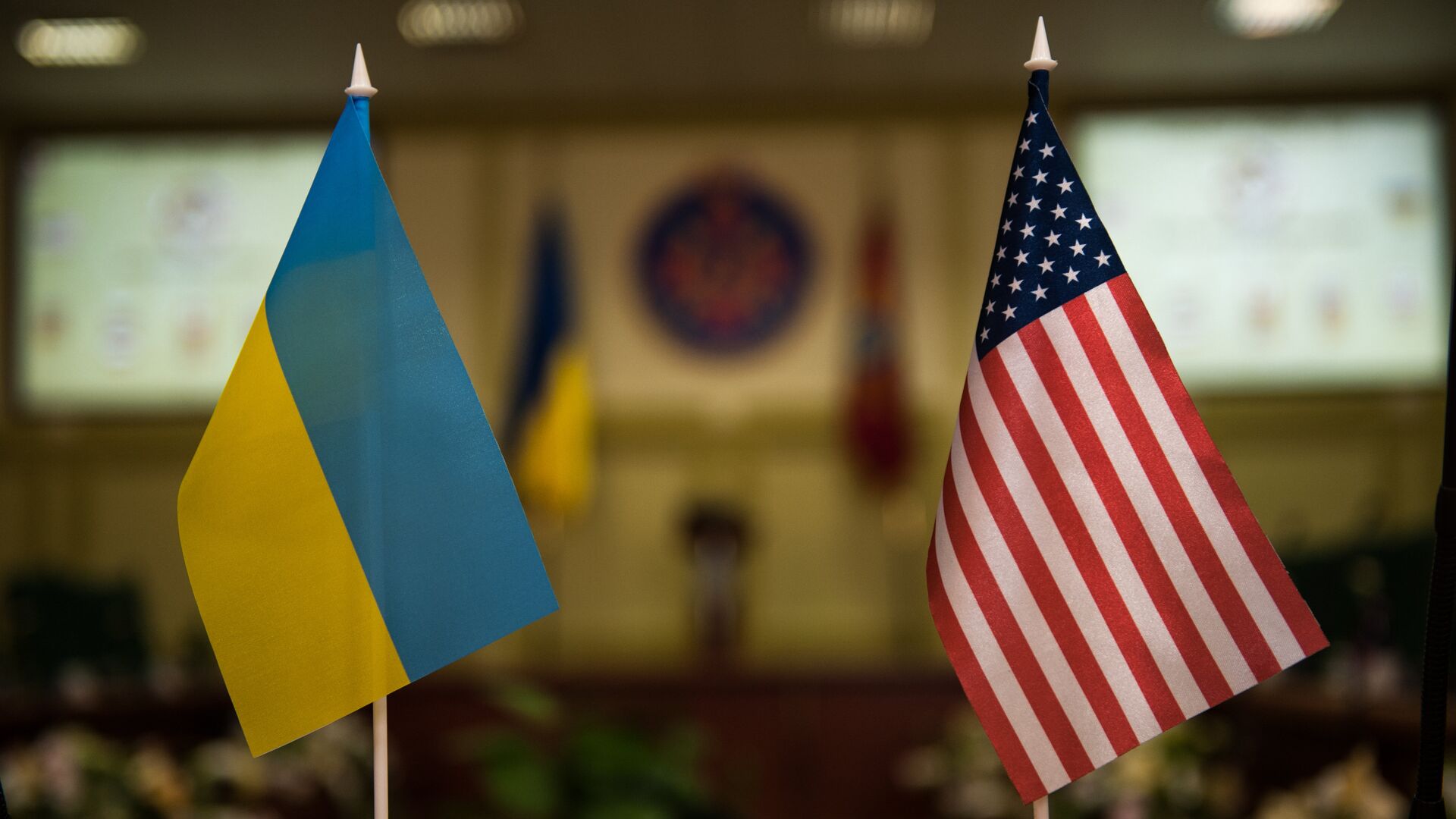 Ucrania EEUU banderas