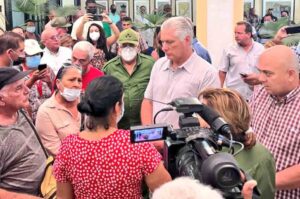 Diaz-Canel-con-familiares-de-desaparecidos-en-incendio