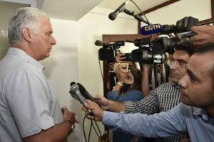 Diaz-Canel-con-la-prensa