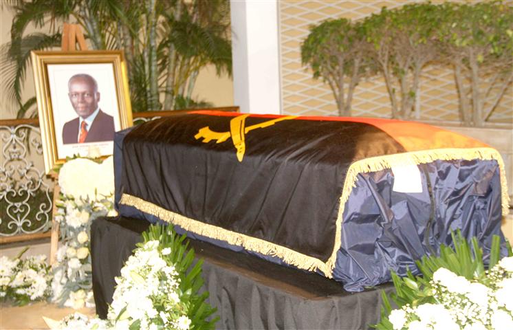 homenajes-por-funeral-de-dos-santos-en-angola