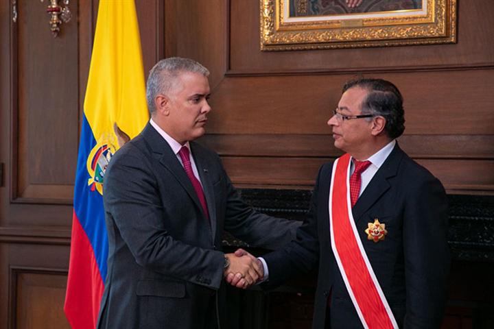 presidente-saliente-de-colombia-entrega-tres-distinciones-a-petro