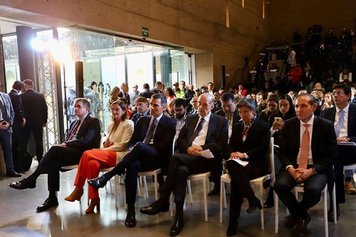 pedro-sanchez-visito-centro-de-memoria-historica-en-colombia