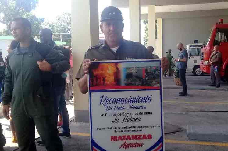  reciben-en-capital-de-cuba-a-bomberos-que-acudieron-a-matanzas