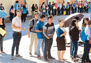 jovenes-en-el-salvador-expresan-preocupaciones-en-encuesta