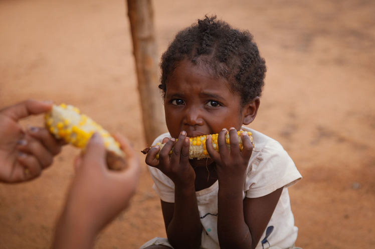 niña-comiendo-maíz