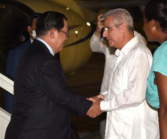  primer-ministro-de-cambodia-llego-a-cuba-en-visita-oficial