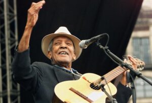 disco-vivelo-del-grupo-compay-segundo-rinde-honor-al-rey-del-armonico